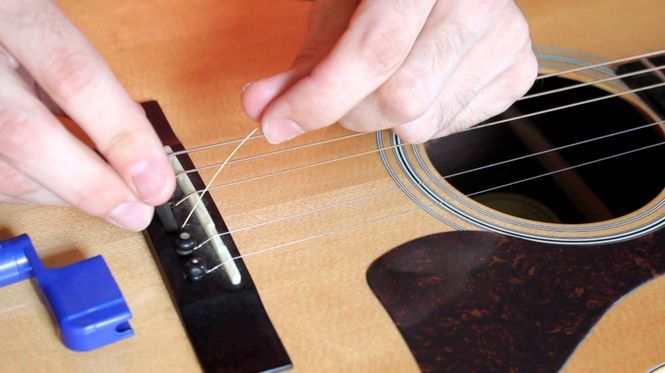 Hovedbilde Strengeskift Akustisk gitar stålstrenger
